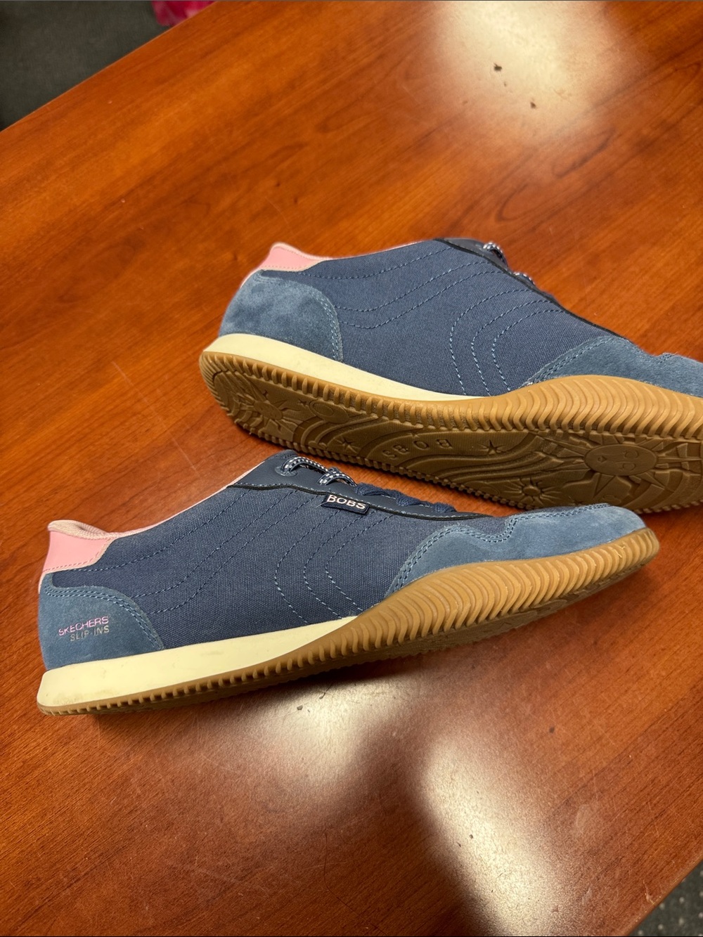 Bobs Skechers slip-in sneakers 8.5 // 090273